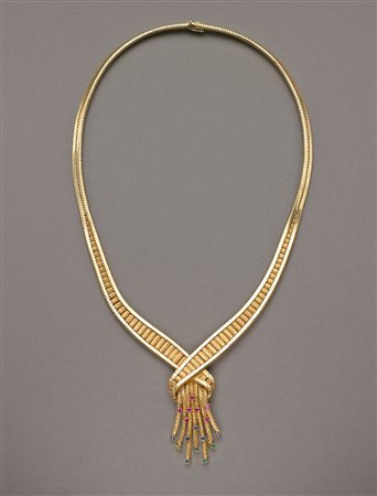 Collier con centrale pendente in oro giallo lucido e satinato dove nel...