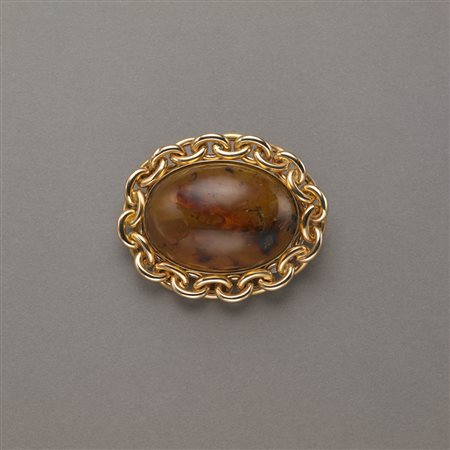 Spilla in oro giallo e rosso con ambra centrale ovale cabochon contornata da...