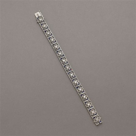 Bracciale anni '30/'40 a segmenti modulari in platino con zaffiri e diamanti....