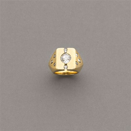 Particolarissimo anello in oro giallo di forma geometrica con diamante...