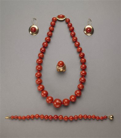 Parure composta da una collana di corallo rosso con boules ovoidali a scalare...