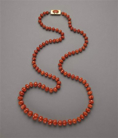 Collana di corallo mediterraneo rosso/arancio con boules a forma bauletto a...