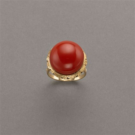 Anello in oro giallo con bellissimo cabochon rotondo di corallo rosso del...