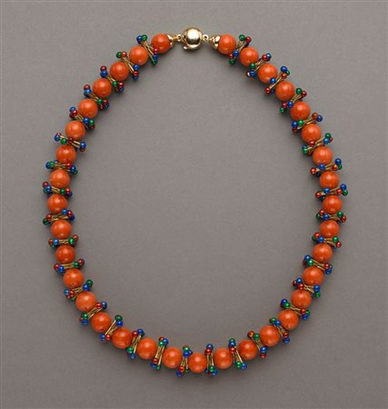 Collier di corallo arancione/rossastro con oro e smalti di vari colori a...