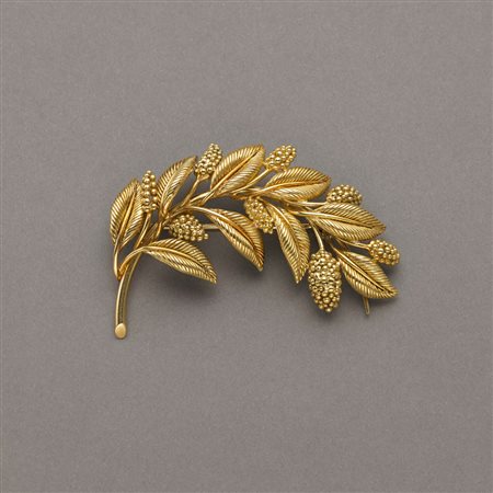 Spilla floreale con foglie e grappoli in oro giallo, g.21. Tiffany & CO., con...