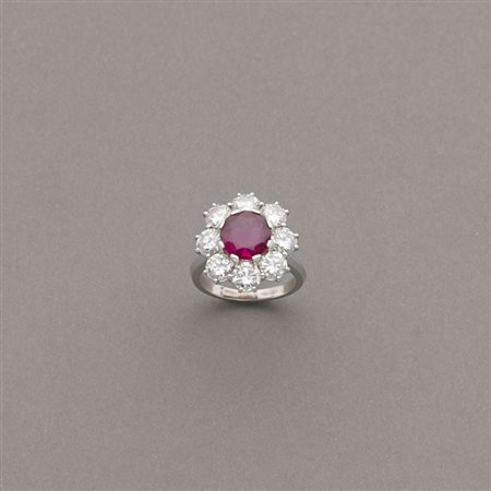 Anello a fiore in platino con otto diamanti taglio a brillante, per ct.2,70...