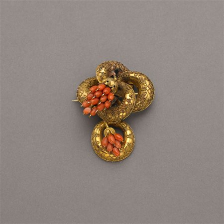 Broche d'epoca in oro giallo 585/1000 con coralli a formare due grappoli,...