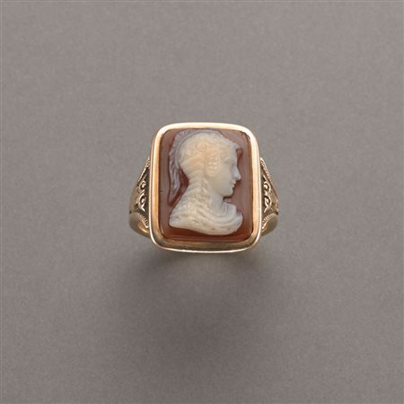 Anello in oro rosso con gambo lavorato ed al centro un cammeo su corniola,...