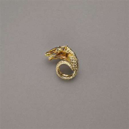 Anello a guisa di testa di cavallo in oro giallo, con smalti bronzo/bluastri...