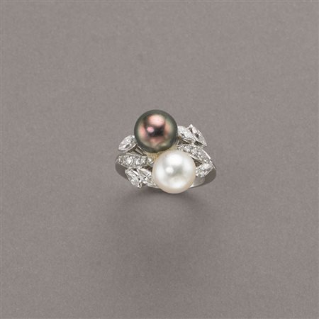 Anello in platino con una perla bianca e una nera, diamanti tondi taglio...