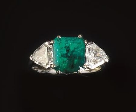 ANELLO IN ORO BIANCO, SMERALDO E DIAMANTIal centro uno smeraldo con profilo...
