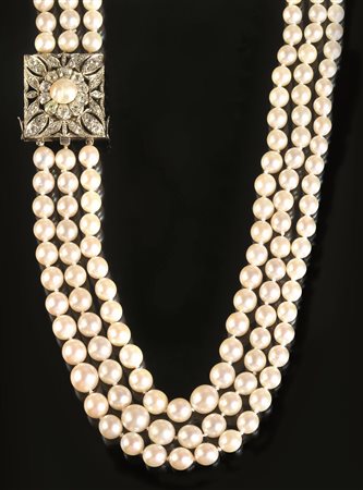 COLLANA IN ORO BIANCO, PERLE E DIAMANTIrealizzata ad una fila di perle...