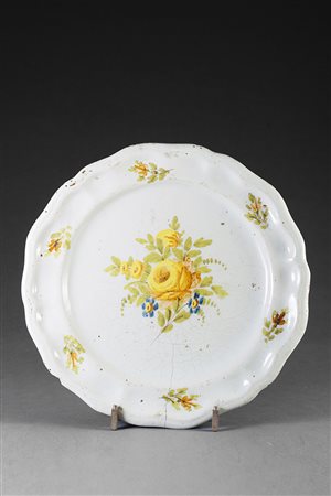 Piatto in maiolica di forma mistilinea con mazzi di fiori policromi nel...