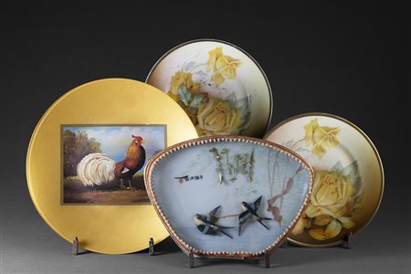 Lotto composto da tre piatti decorati a fiori e gallo ed una placca in...