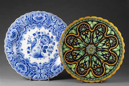 Lotto composto da un piatto manifattura di Delft decorato nei toni del blu ed...