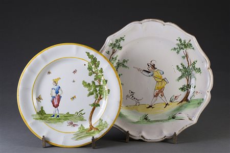 Lotto composto da due piatti in ceramica decorati in policromia con figure in...