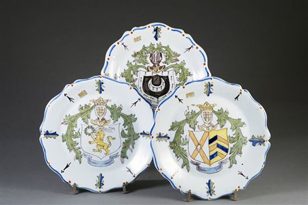 Gruppo di tre piatti in maiolica a bordo mistilineo profilati in azzurro ed...