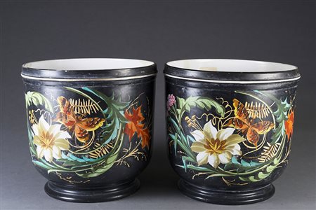 Manifattura del sec. XX Coppia di cachepot in ceramica a fondo nero con fiori...