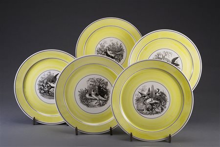 Manifattura tedesca Gruppo di otto piatti in ceramica a fondo giallo con...