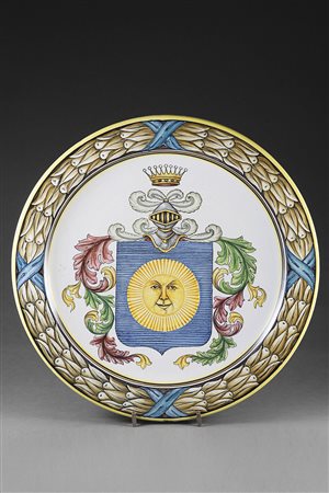 Manifattura italiana Piatto in maiolica bordato di giallo, falda con foglie e...