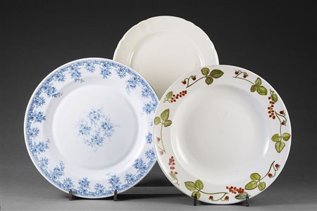 Gruppo di cinque piatti in ceramica di diversa misura e decoro (difetti) Set...