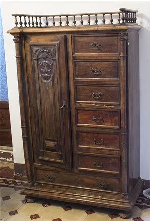 Credenza a due ante di cui una ribaltabile a finti cassetti; piano sagomato...