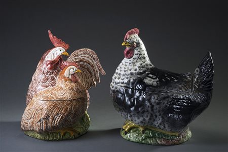 Manifatture diverse Due zuppiere a forma di gallo con mestoli in ceramica...