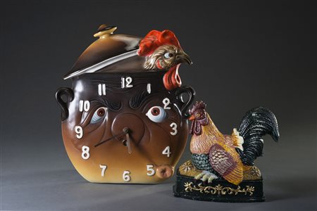 Lotto composto da un curioso orologio a muro a forma di gallo che esce dalla...