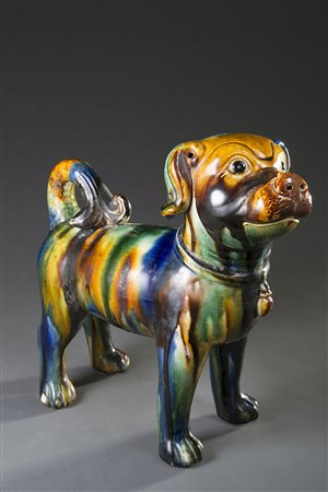 Scultura in ceramica raffigurante un cane decorata a colature policrome (h cm...