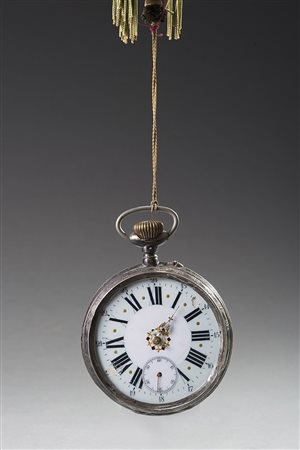 Orologio da tasca in argento con cassa cesellata a locomotiva, quadrante a...