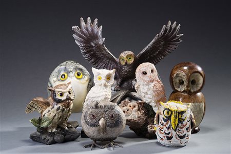 Gruppo di otto sculture raffiguranti gufi (difetti) Lot comprising eight owl...