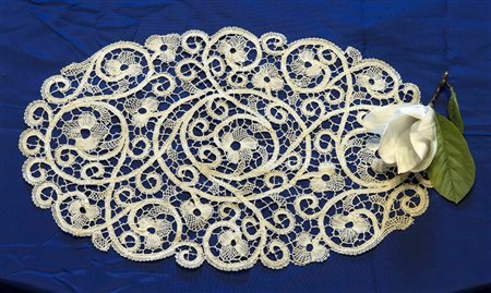 Centro ovale tombolo (cm 38x23) (difetti) Bobbin lace oval doily (defects)