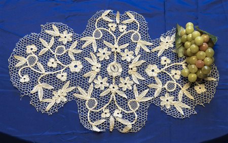 Centro tombolo sagomato (difetti) Bobbin lace doily (defects)