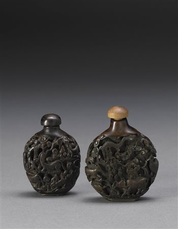 Due snuff bottles in legno intagliato Cina, sec. XX Two carved wood snuff...