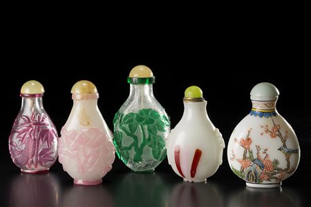 Cinque snuff bottles in vetro, di varie forme, riccamente decorate con fiori,...