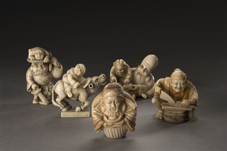 Gruppo di cinque netsuke in avorio raffiguranti: uomo sul bue, uomo che...