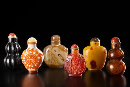 Sei snuff bottles in agata, vetro e pietra dura, di varie forme e decoro, con...