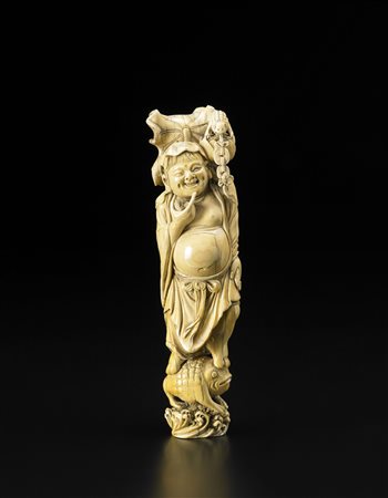 Scultura in avorio raffigurante Liu Hai in piedi, con volto sorridente e...