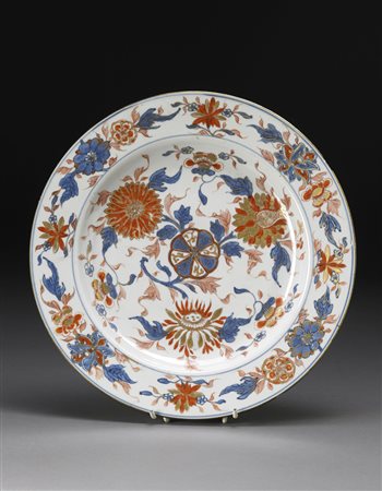 Piatto in porcellana imari cinese con dettagli dorati, decorato con fiori e...