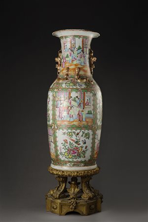 Vaso a balaustro, Famiglia Rosa cantonese, decorato con pannelli con figure...