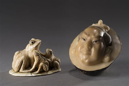 Due netsuke in avorio, uno raffigurante un gruppo di rane, l'altro una...