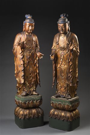 Un'importante coppia di bodhisattva in legno intagliato, laccato e dorato, i...