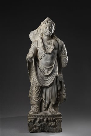 Figura in scisto grigio raffigurante un bodhisattva stante, il viso dal naso...