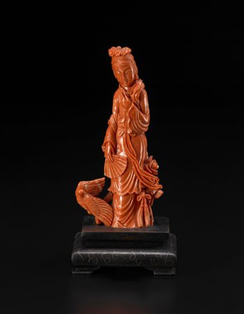 Piccola scultura in corallo rosso raffigurante una dama elegantemente vestita...