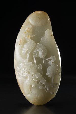 Intaglio in giada nefrite celadon raffigurante una gru sopra un pino Cina,...