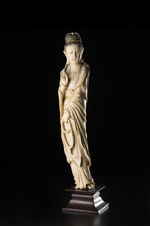 Scultura in avorio raffigurante Guanyin con rosario e mantello decorato con...