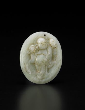 Piccolo intaglio ovale in giada color celadon chiaro decorata con Budai, la...