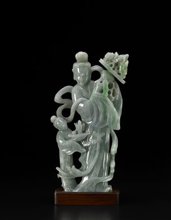 Scultura in giadeite raffigurante Xiwangmu con lunghe vesti e cesto di fiori,...