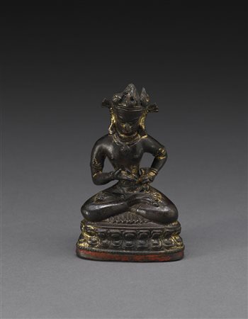 Piccolo bodhisattva in bronzo con tracce di doratura, raffigurato seduto...