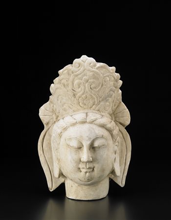 Testa di Guanyin in marmo, raffigurata con espressione serena e corona *...